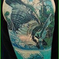 Tatuaje en el brazo, águila captura un pez