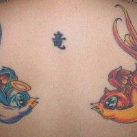 Tatuaje en la espalda, dos aves y jeroglífico