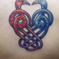 Tatuaggio bello sulla schiena il disegno in forma di due uccelli