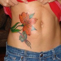 Tatuaje en el estómago, flor grande naranja