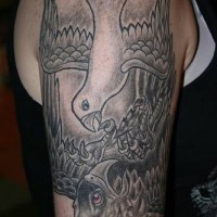 Tatuaggio grande sul braccio il colombo difronte d'aquila