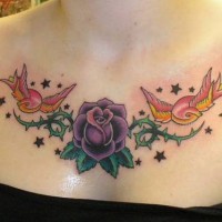 Tatuaje de dos aves, flor púrpura en el pecho