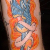 Tatuaje en el brazo, golondrina en el fuego