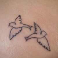 Tatuaje de dos siluetas de pájaros diminutas