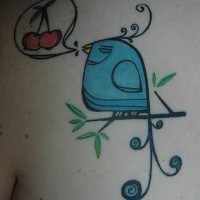 Tatuaggio carino sulla spalla l'uccello azzurro & i ciliegi