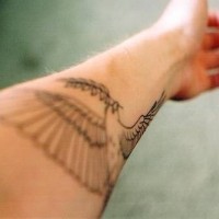 Einiges Vogel-Tattoo am Arm