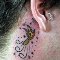 Tatuaggio delicato sulla gola l'uccellino & le stelline