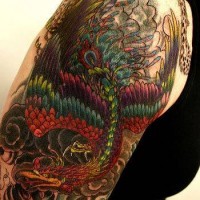 Tatuaje en el brazo, pavo real mágico