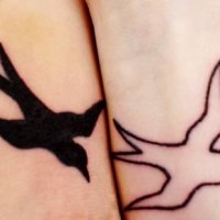 Tatuajes en las manos, golondrinas de color negro y blanco