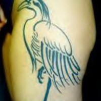 Tatuaje negro pájaro garza