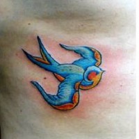 Tatuaje pájaro pequeño color azul