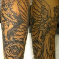 Le tatouage d'anges noirs avec des roses sur les bras