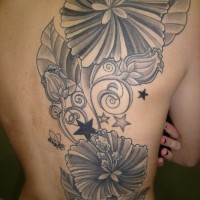Le tatouage de tout le dos de fleurs noires fantastiques avec des étoiles