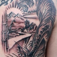 Le tatouage de tigre asiatique dans un une forêt de bambou avec le soleil