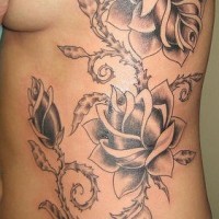 Schwarzes Tattoo mit dornigen Rosen