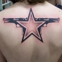 Le tatouage d'étoile et des pistolets