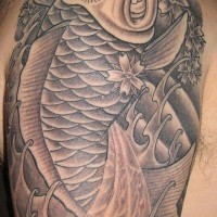 pesce koi inchiostro nero tatuaggio