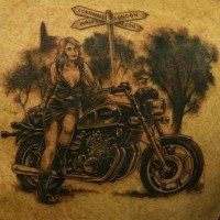 Mädchen mit Motorrad auf Kreuzung Tattoo