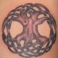 Le tatouage d'arbre du monde en noir et blanc
