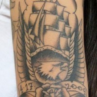 Le tatouage d'aigle avec un marin de navire