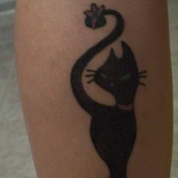 Schwarze Katze mit Blume im Schwanz Tattoo