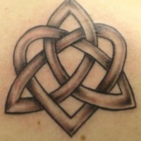 Le tatouage de cœur d'entrelacs celtiques