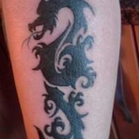 tribale drago nero tatuaggio