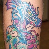 drago serpente in mare tatuaggio colorato