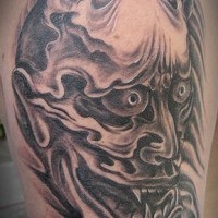 Schwarzes Tattoo mit Oni Dämon