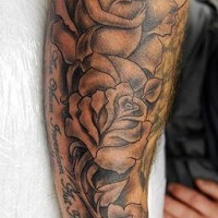 Schwarzes Tattoo mit Rosen