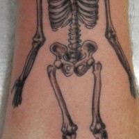 Schwarzes Tattoo mit realistischem menschlichem Skelett