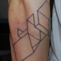 tatuaggio minimalistico geometrico sul braccio