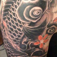 Tatuaje negro de carpa koi en brazo