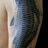 Tatuaje en brazo de carpa koi color negro