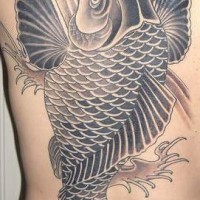 Großer fetter schwarzer Koi-Fisch Tattoo am Rücken