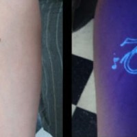 Le tatouage de notes musiques à l'encre ultraviolette
