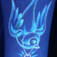 Le tatouage de moineaux en collier avec le cœur fluorescent