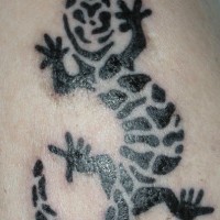 El tatuaje tribal de una lagartija negra