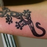 El tatuaje tribal de una lagartija de color negro