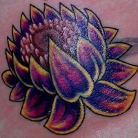el tatuaje en color morado muy vivo de una flor de loto