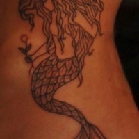 Schwarze Meerjungfrau mit Blume Tattoo