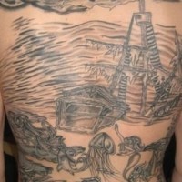 Tatuaggio impressionante sulla schiena il tesoro e  la barca dei pirati sul fondo del mare
