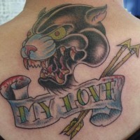 Pantera nera con freccie tatuaggio