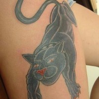 el tatuaje de una pantera negra hecho en la cadera