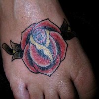 Interesante tatuaje de rosa en el pie