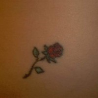 Kleine rote Rose Tattoo