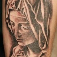 Mary in Halskappe in schwarzer Tinte Tattoo