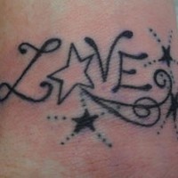 Le tatouage de l'amour avec des étoiles