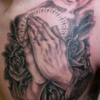 stupefacente preghiera mani tatuaggio