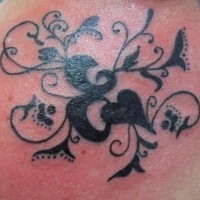 Schwarzes Tattoo mit Blumenmuster